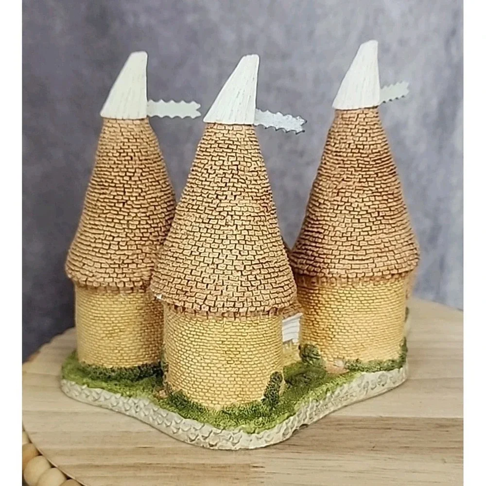 David Winter Triple Oast House by John Hine 1981 Figurine‎ Cottages